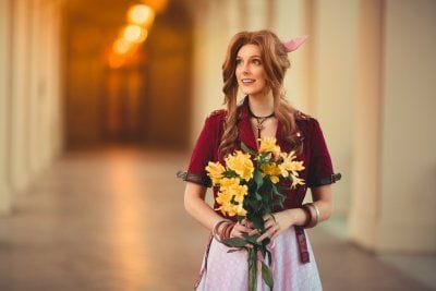 INSOLITE sur Final Fantasy VII Remake : quand la doubleuse d'Aerith fait un cosplay de la fleuriste