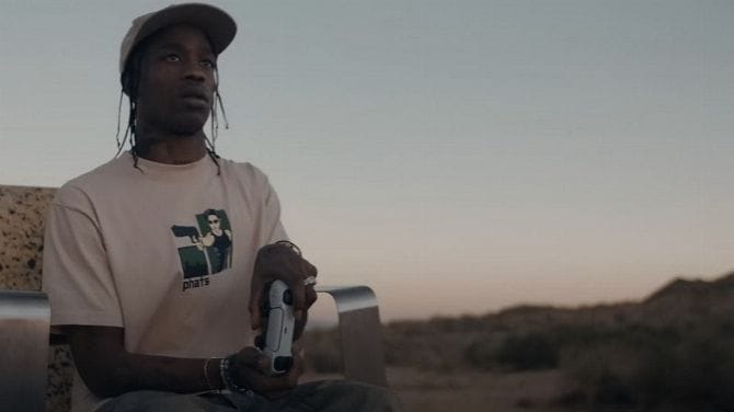 PS5 : Travis Scott unboxe la console et présente ses habits et accessoires de mode